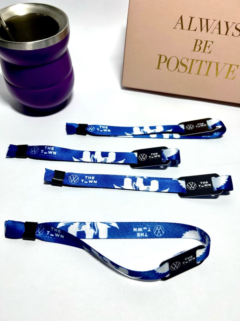 Pulseira personalizada com trava e placa em PVC